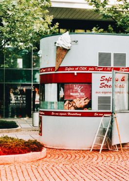 CHRISTIN <br> BÜTTNER