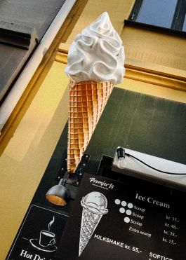 CHRISTIN <br> BÜTTNER