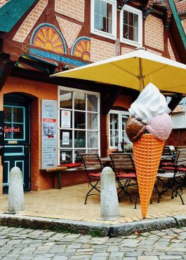 CHRISTIN <br> BÜTTNER