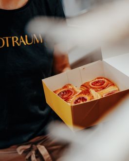 CHRISTIN <br> BÜTTNER